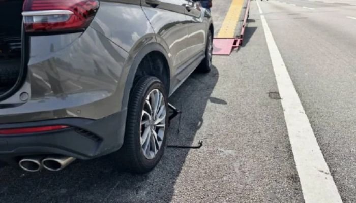 பஞ்சரான டயரை மாற்றியபோது லோரி மோதியது பெண் மரணம்