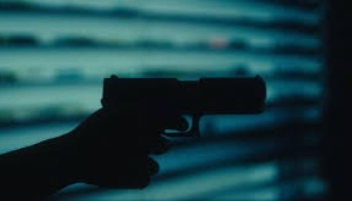 போலி துப்பாக்கியைக் கொண்டு 5 கொள்ளைகள் புரிந்த போலீஸ்  கைது