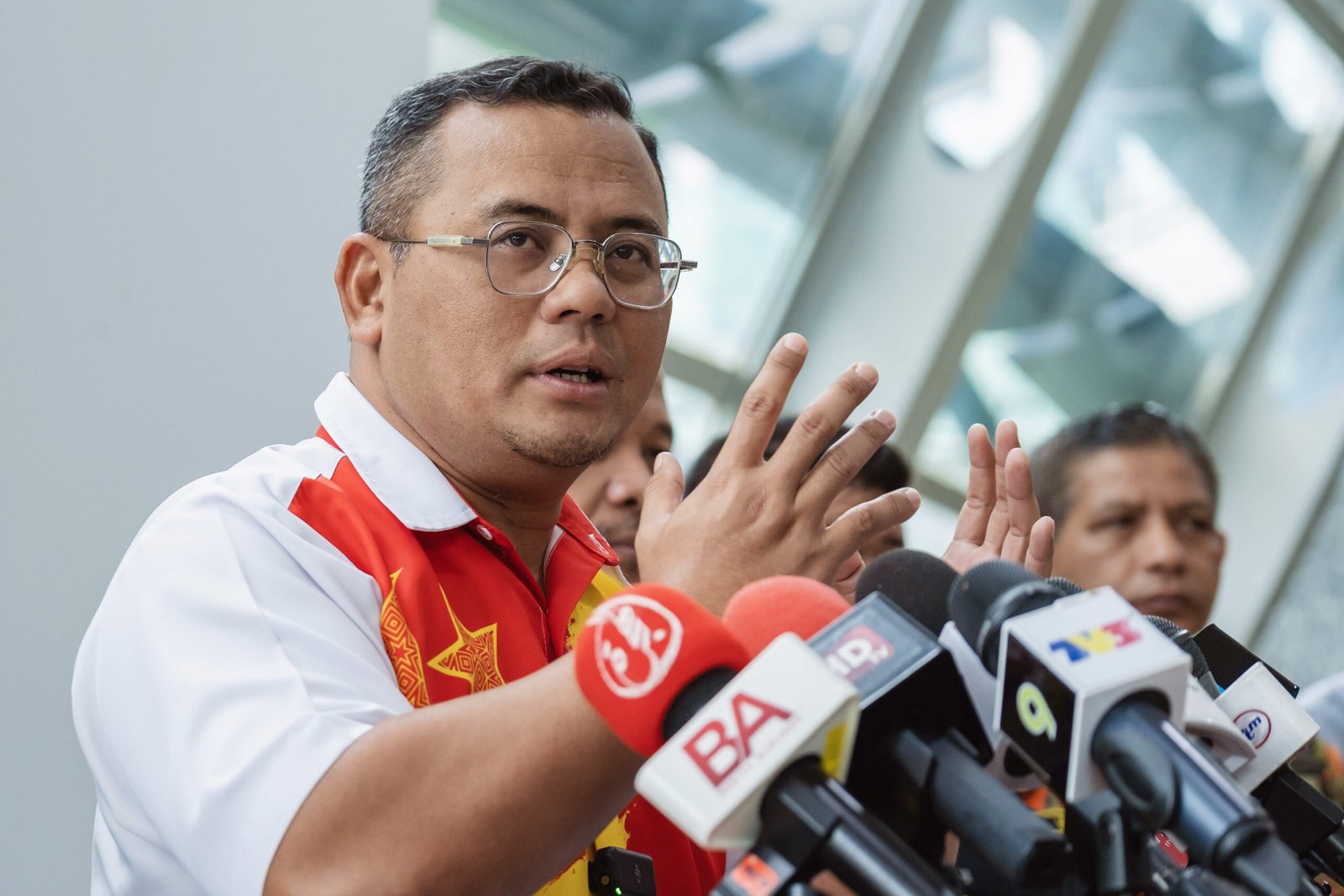 RM3 மில்லியன் பங்களா, ஆடம்பர சுற்றுலா;  உதவியாளரின் ‘திடீர்’  செல்வம் பற்றி வாட்சப்பில் அமிருடினுக்குக்  கேள்விக்கனை