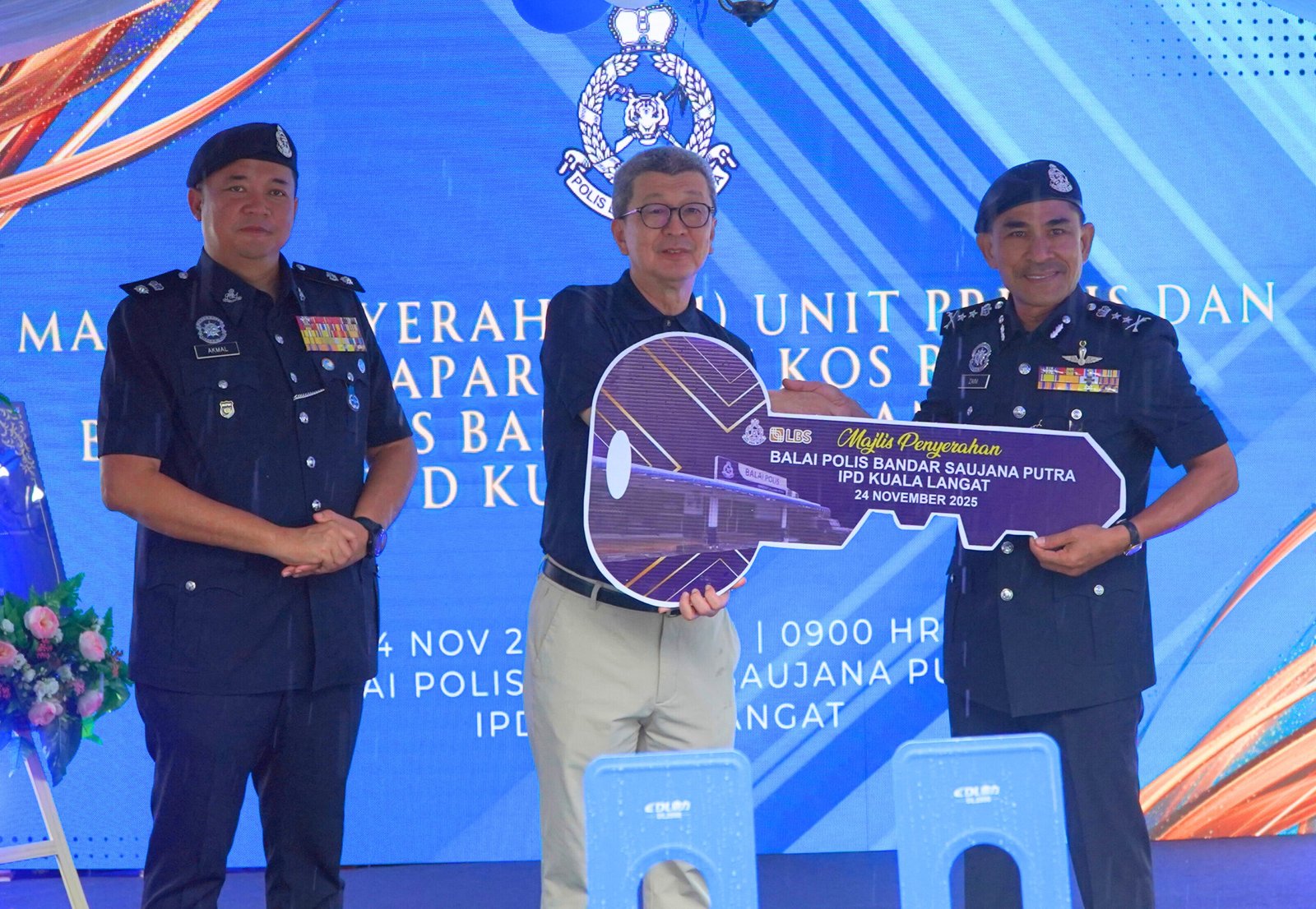 LBS அறக்கட்டளை சார்பில் குவாலா லங்காட் போலீஸுக்கு குடியிருப்பும் கடையும் நன்கொடை