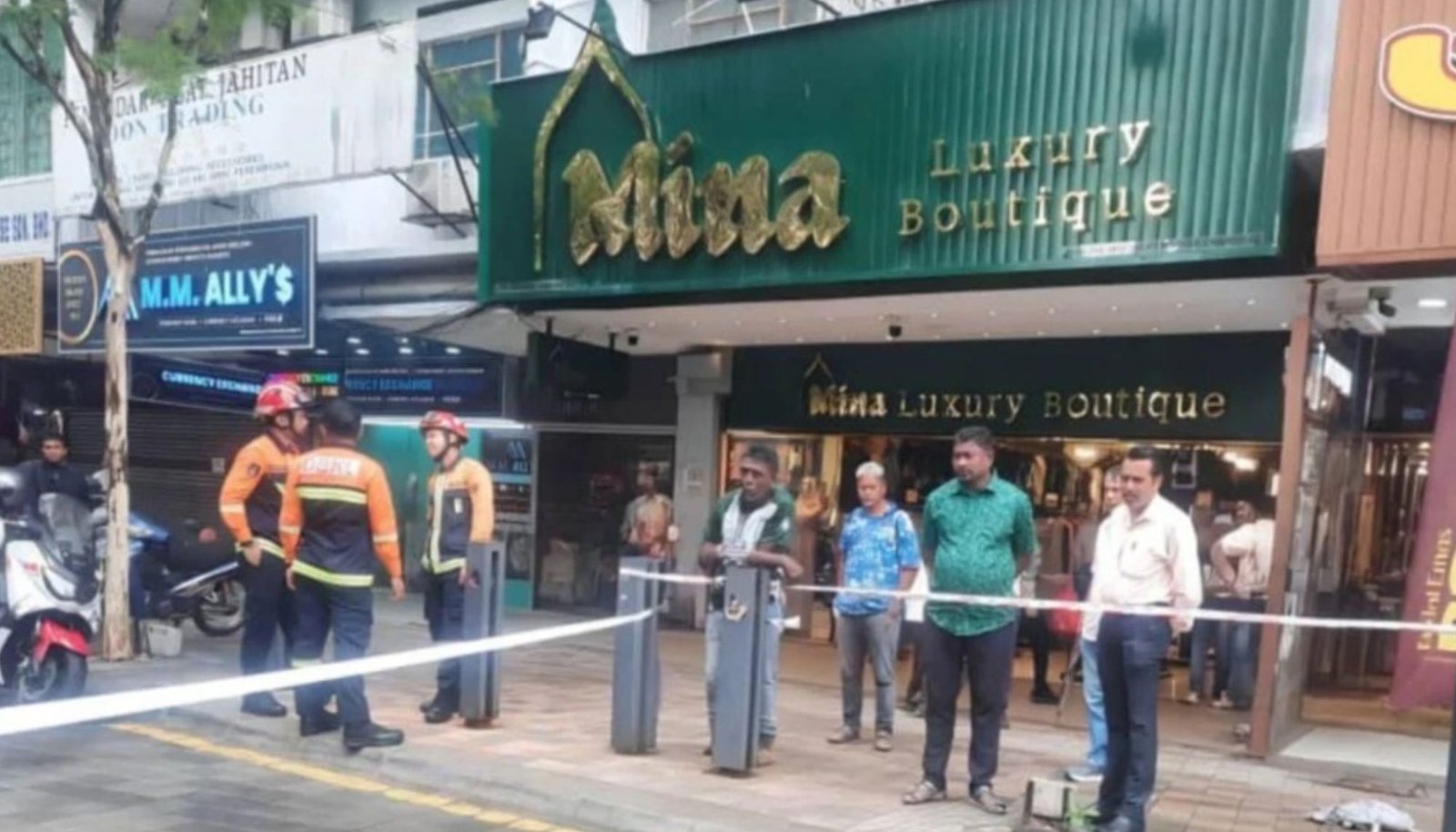 மஸ்ஜிட் இந்தியா ஜாலான் புனுஸ் சாலை இடிந்தது; அருகிலுள்ள சாலைகள் தற்காலிகமாக மூடல்