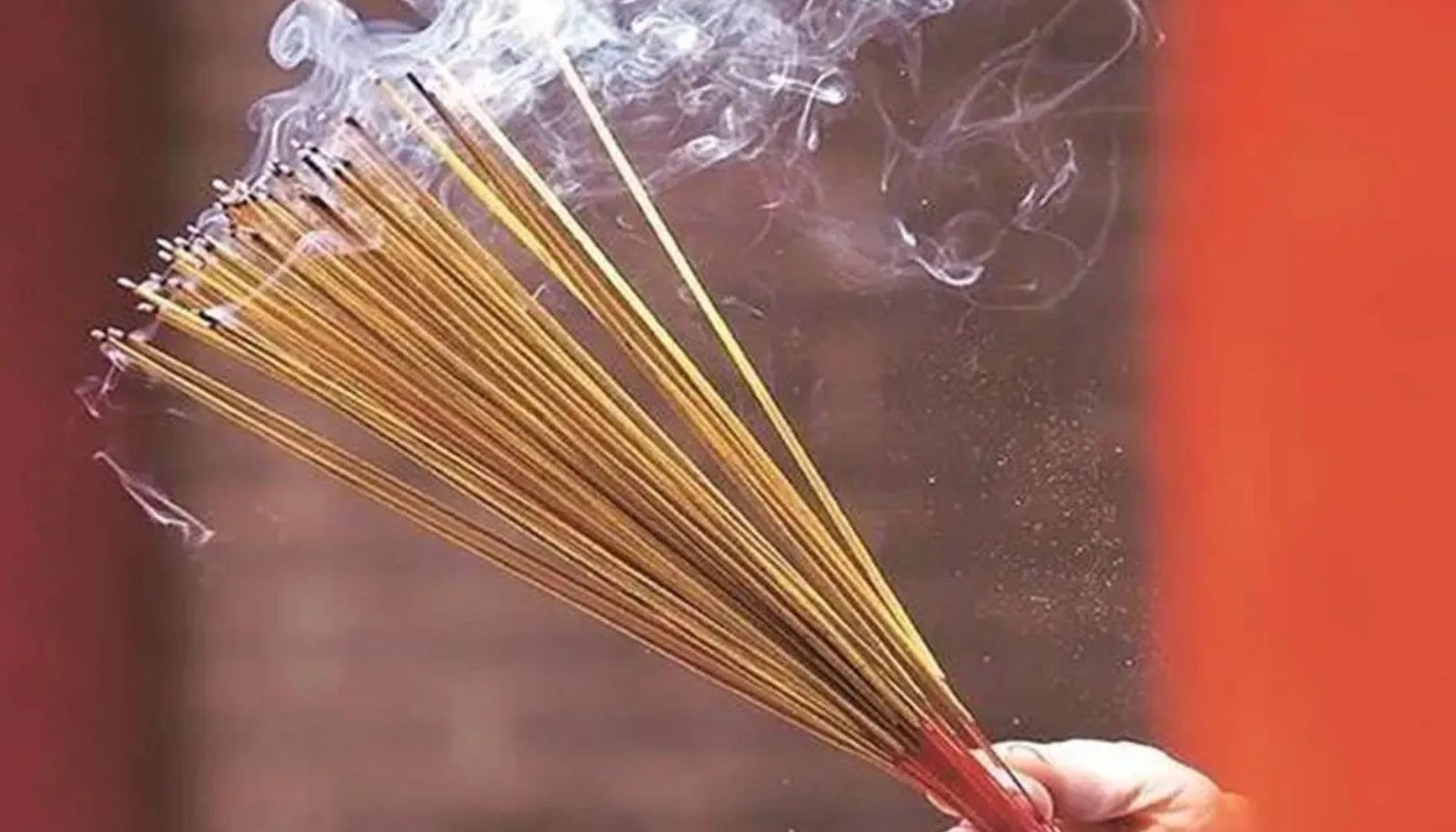 இடைவிடாத ஊதுப்பத்தி புகையினால் சுவாசிக்க முடியவில்லை; சிங்கப்பூர் குடியிருப்புவாசிகள் ஆதங்கம்