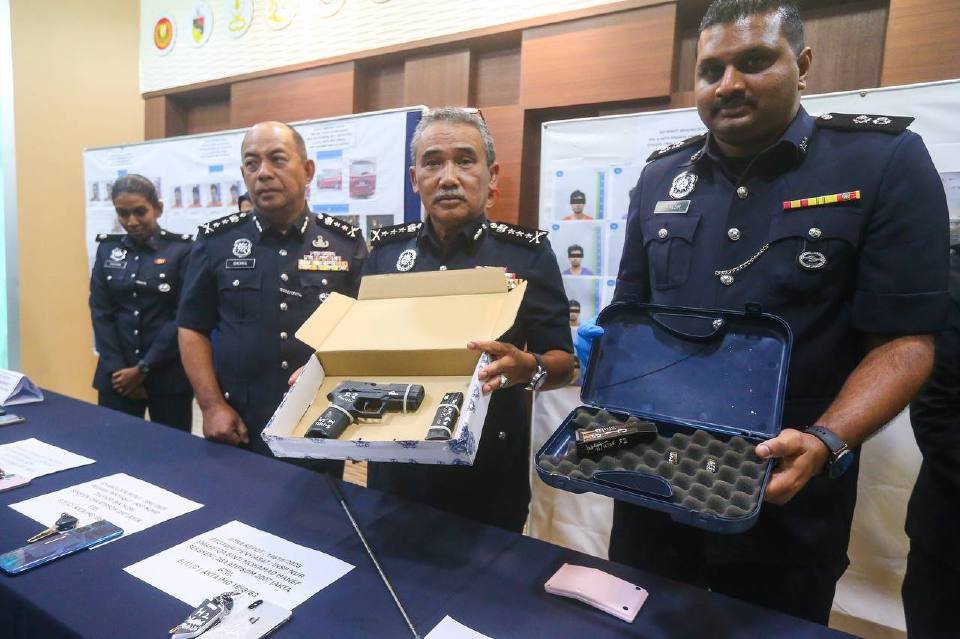 சுங்கை பட்டாணி, பெடோங்கில் மீ & குவெத்தியாவ் தயாரிக்கும் தொழிற்சாலையில் கைத்துப்பாக்கியும் தோட்டாக்களும் சிக்கின; போலீஸ் அதிர்ச்சி