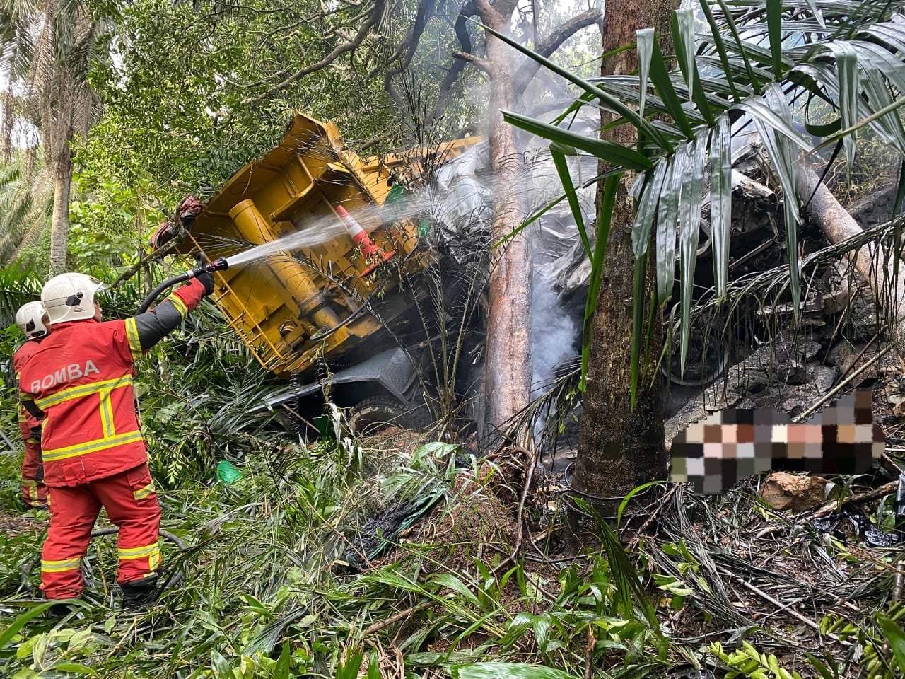 லாரி பள்ளத்தில் பாய்ந்து தீப்பற்றியதில் ஓட்டுநர் உடல் கருகி மரணம்