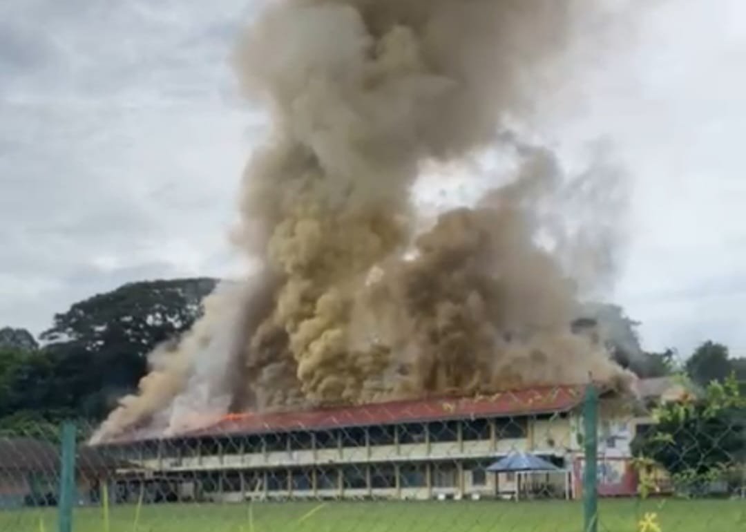 இன்று காலை பாலிங்கில் உள்ள ஒரு ஆரம்பப்பள்ளியில் தீ விபத்தால் பரபரப்பு