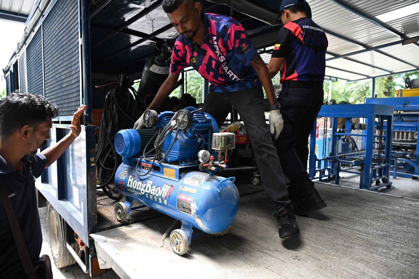 சிலாங்கூரில் சட்டவிரோதமாக செயல்பட்டு வந்த 2 தொழிற்சாலைகள் மூடப்பட்டன