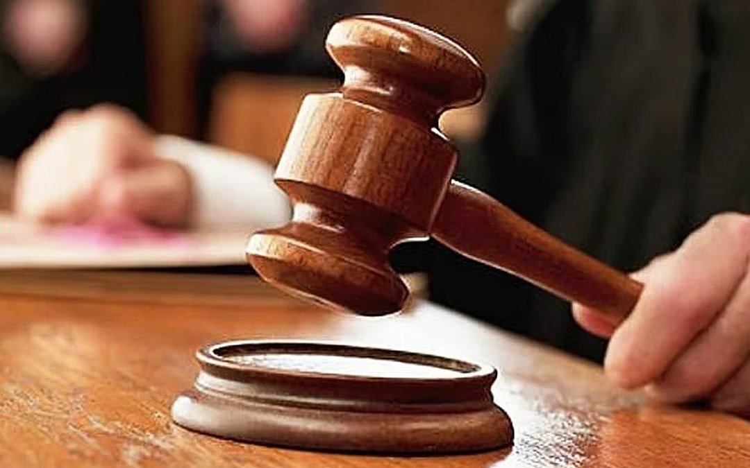 மாணவரின் காற்சட்டையை பிடித்து கீழே இழுத்த 3 மாணவர்கள் மீது குற்றச்சாட்டு