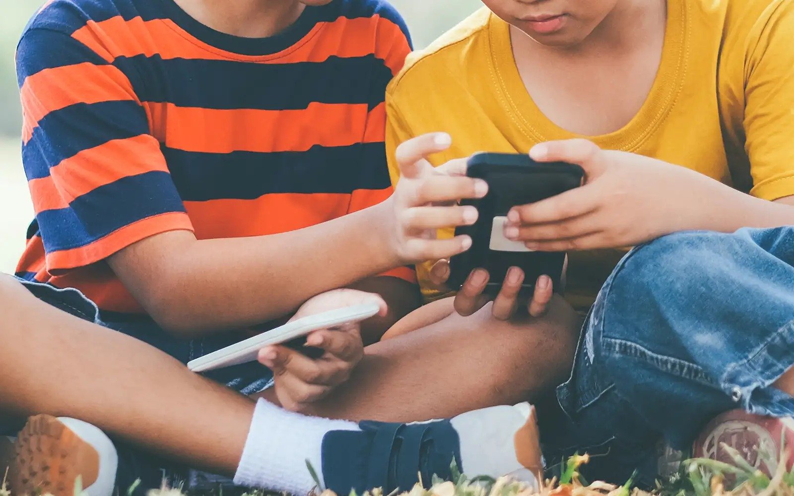 16 வயதுக்குக் கீழ்பட்ட சிறார்கள் சமூக ஊடகக் கணக்குகளைத் திறந்தாலும் பெற்றோர்கள் தண்டிக்கப்பட மாட்டார்கள்; துணையமைச்சர் உறுதி