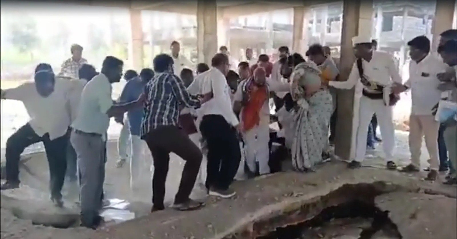 தெலங்கானாவில் அதிகாரிகளின் ஆய்வின் போதே இடிந்து விழுந்த குடியிருப்புக் கட்டடத் தரை