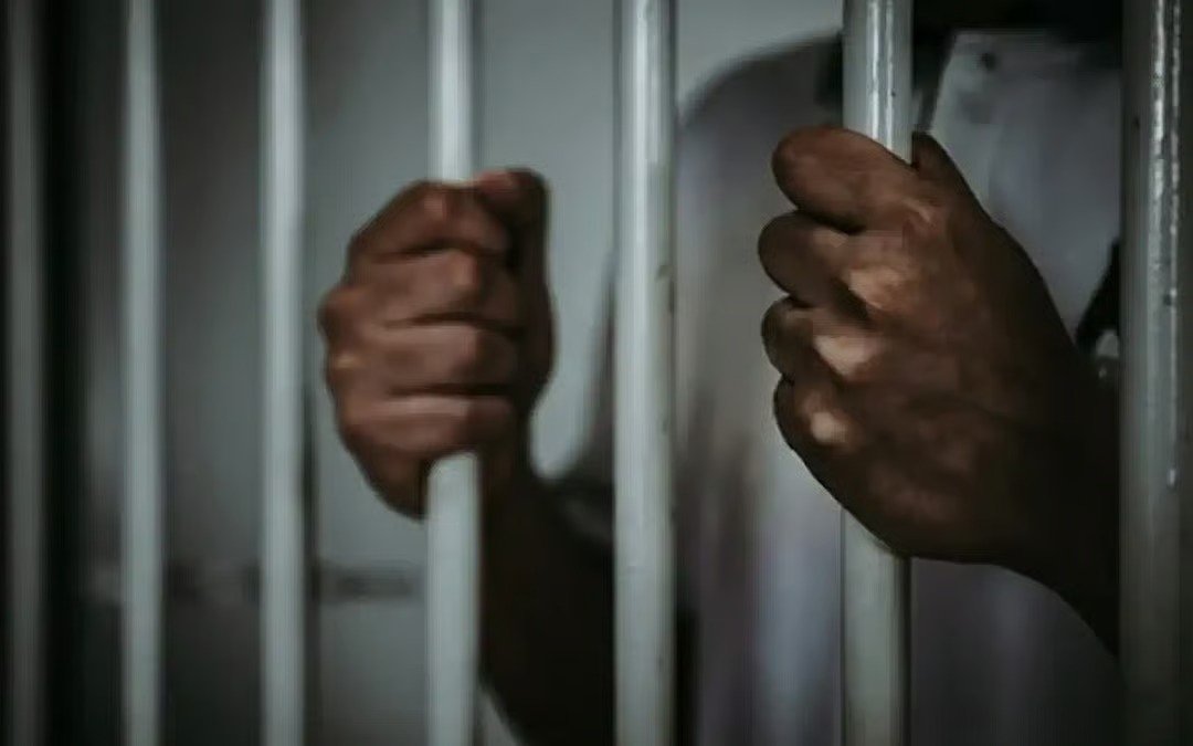 11 வயது மாணவிக்கு பாலியல் துன்புறுத்தல்; சரவாக்கில் ஆசிரியருக்கு 12 ஆண்டுகள் சிறையும் பிரம்படியும்