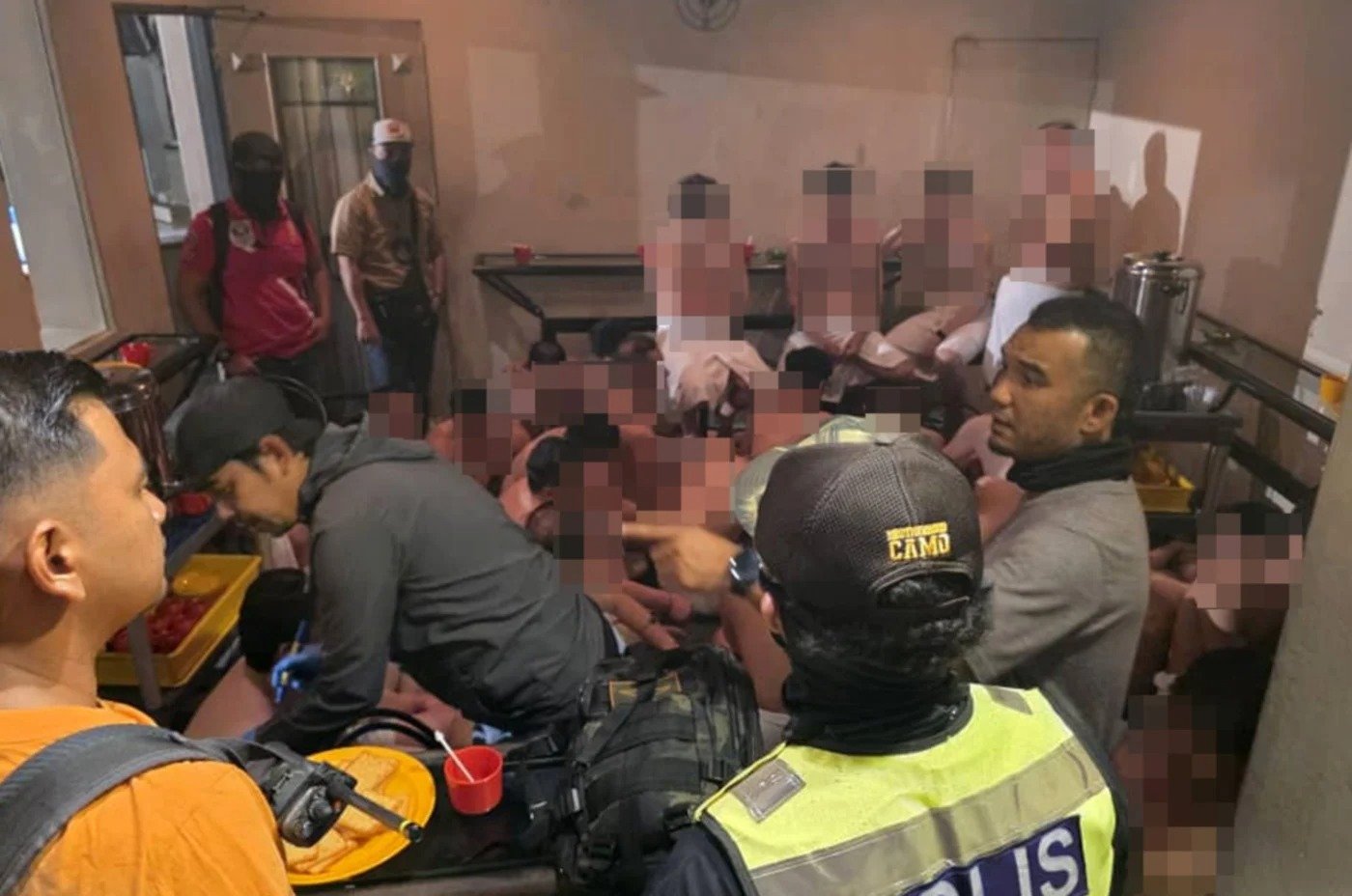 ஓரினச் சேர்க்கையில் ஈடுபட்ட 201 ஆடவர்கள் கைது; 17 பேர் அரசாங்க ஊழியர்கள்