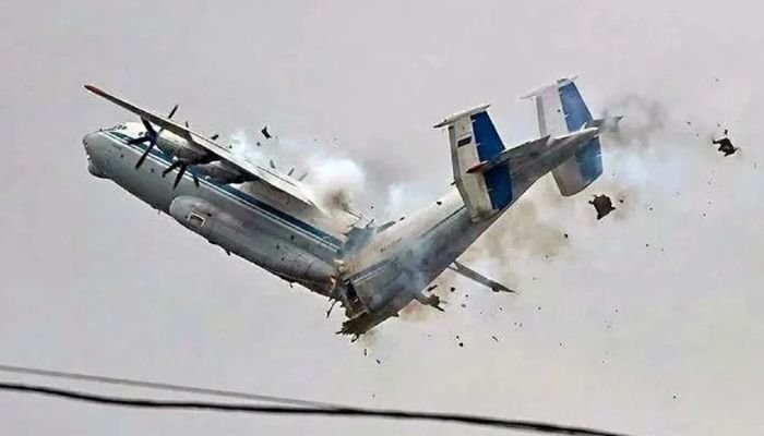 ரஷ்ய இராணுவ விமானம் நடுவானில் இரண்டாக பிளந்து வெடித்துச் சிதறியது; 7 பேர் மரணம்