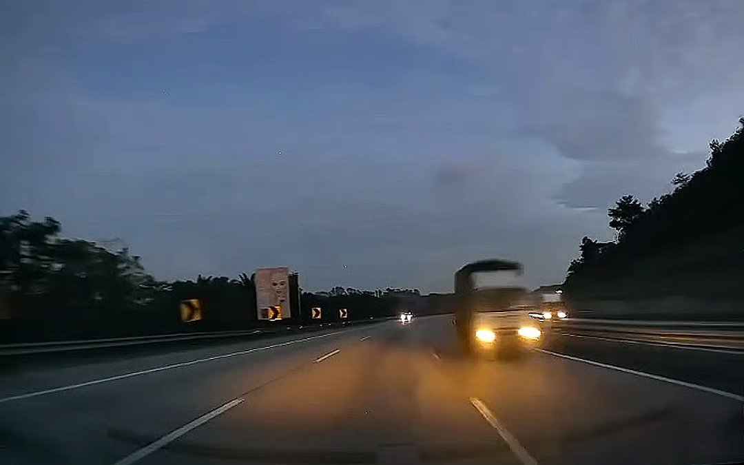 போலீஸிடமிருந்து தப்பிக்கும் முயற்சியில் 150 கிலோ மீட்டர் தூரம் எதிர் திசையில் ஓடிய லாரி; துரத்திச் சென்று பிடித்த போலீஸ்