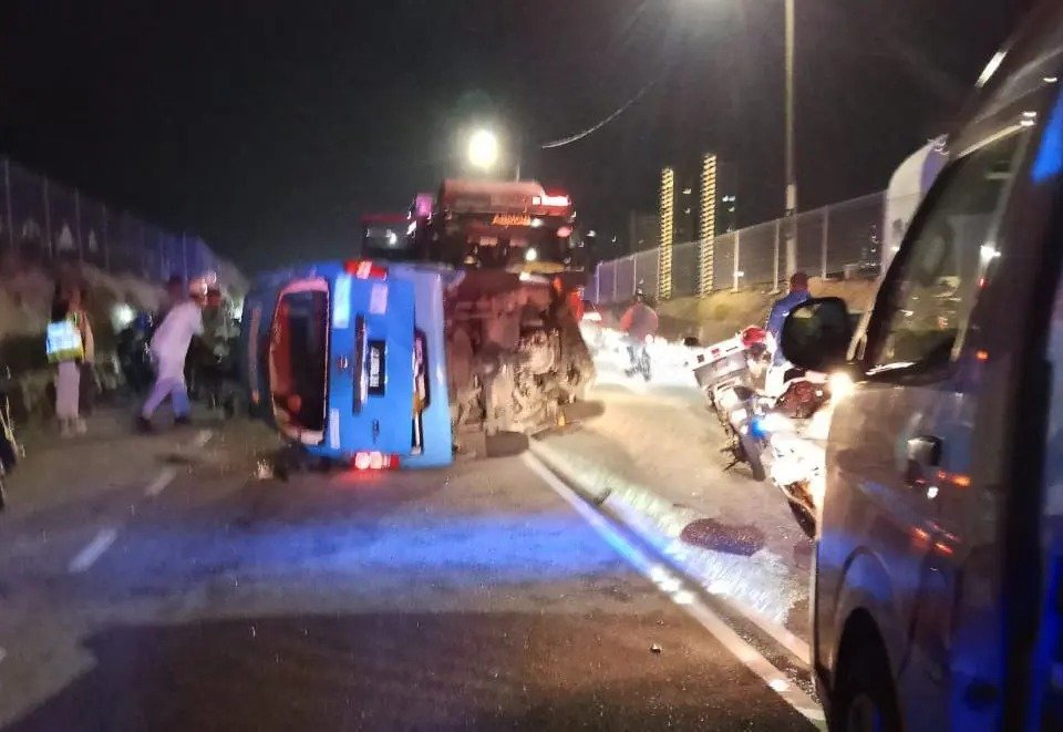 பினாங்கில் கவிழ்ந்த வேன்; ஒருவர் பலி; ஏழு பேர் தீவிர காயம்