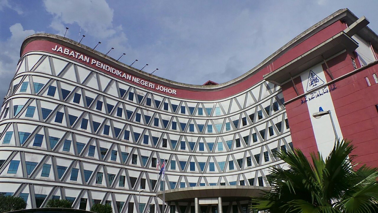 ஜோகூர் பாரு, டிசம்பர்-2,ஜோகூர் மாநிலத் தமிழ்ப்பள்ளி வளாகம் ஒன்றில் திருவள்ளுவர் உள்ளிட்ட எந்தவொரு சிலைகளையும் அகற்ற உத்தரவு இல்லை – மாநில கல்வி இலாகா விளக்கம்