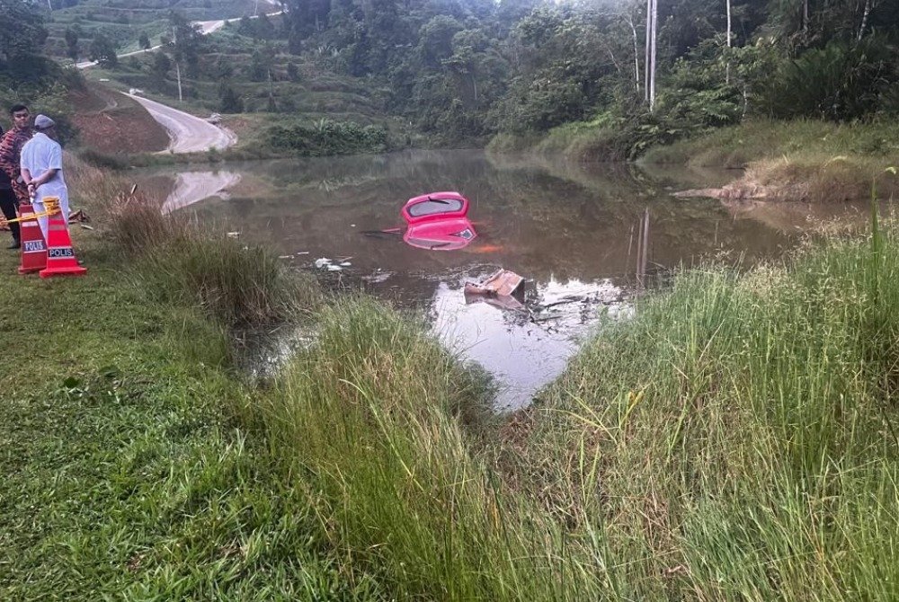 UMK Jeli-யில் கார் தடம்புரண்டு ஏரிக்குள் பாய்ந்தது; PhD மாணவர் மரணம், நண்பர் காயம்