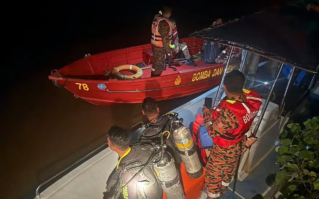 ரொம்பின் ஆற்றில் பாய்ந்த கார்; முதியத் தம்பதி நீரில் மூழ்கியதாக அச்சம்