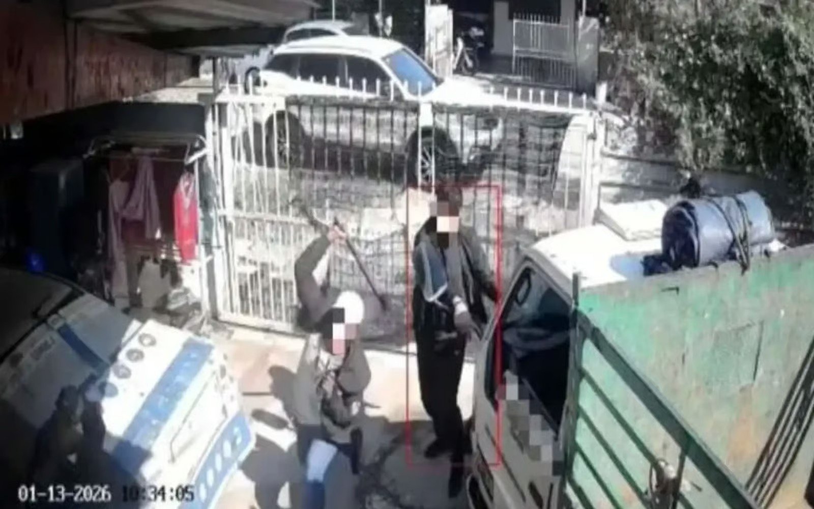 பினாங்கில் குடிநுழைவு அதிகாரிகளாக நடித்து கொள்ளை; இருவர் கைது