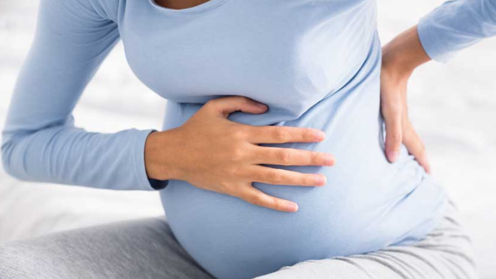 உத்தர பிரதேசத்தில் பிரசவ வலியை தாங்க முடியாமல் வயிற்றை கத்தியால் கிழித்த கர்ப்பிணி