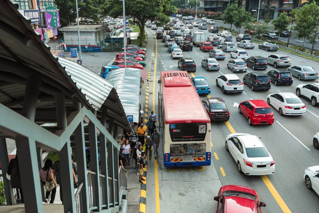 கோலாலம்பூரில் பேருந்து பாதையில் தினமும் 1,300 வாகனங்கள் பிடிபடுகின்றன; AI கேமராவில் அம்பலம்