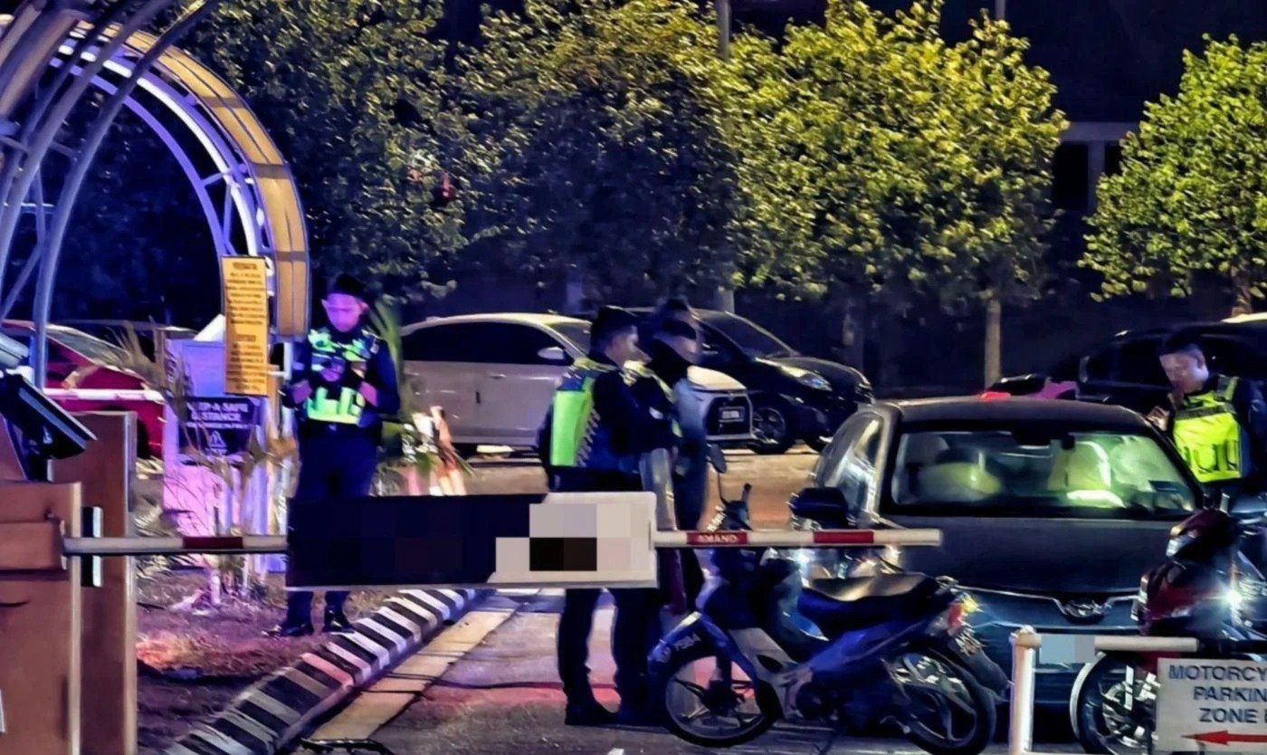 பேரங்காடி கார் நிறுத்துமிடத்தில் கையில் கத்தியோடு மாணவியைத் துரத்தியை 50 வயது ஆடவர் கைது