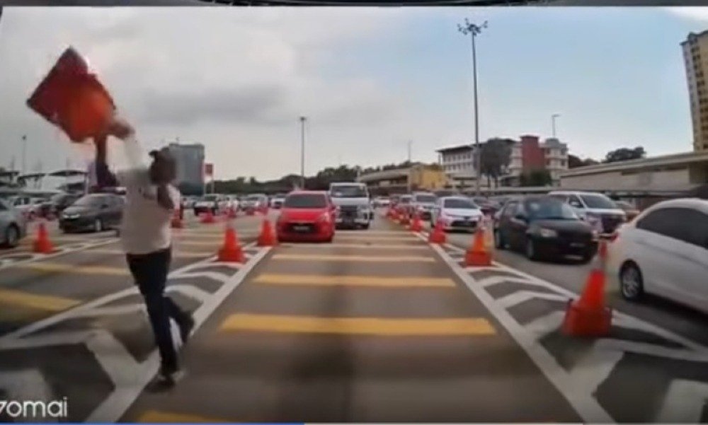 LDP டோல் சாவடியில் கோன் எறிந்த சம்பவம்: Axia ஓட்டுநருக்கு எதிராக போலீஸ் விசாரணை