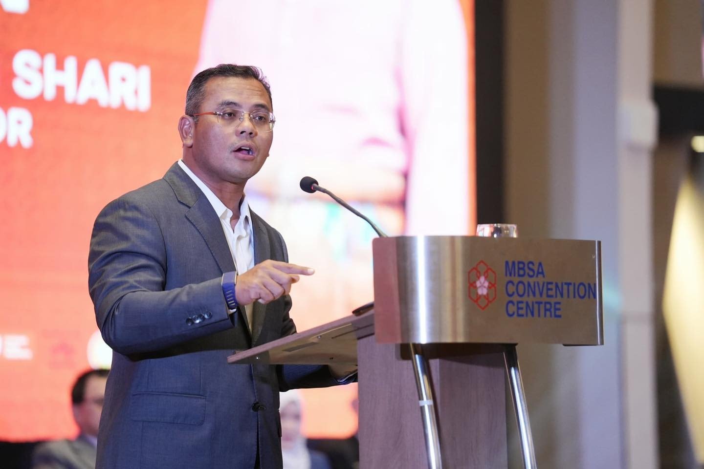 சிலாங்கூரில் அனுமதி இல்லாத வழிபாட்டுத் தலங்களின் பிரச்சனையை அணுக புதிய நடைமுறைகள்; அமிருடின் அறிவிப்பு