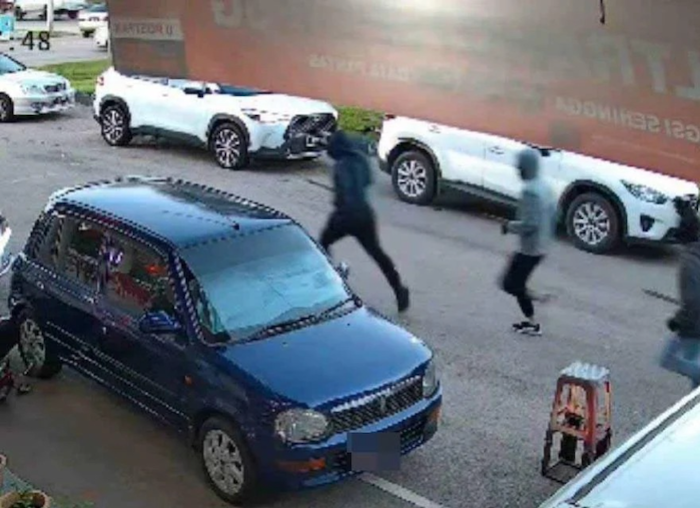 தங்காக்கில் பயங்கரம்; ஆடவரைத் துரத்தி பாராங் கத்தியால் வெட்டிக் கொன்ற கும்பல்