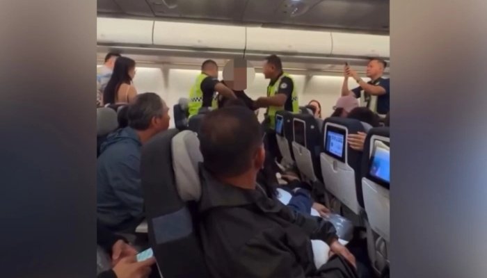 விமானத்தில் தகராறு: மலேசிய ஏர்லைன்ஸ் விமானத்தில் இருந்து பயணி ஒருவர் அதிரடியாக வெளியேற்றம்