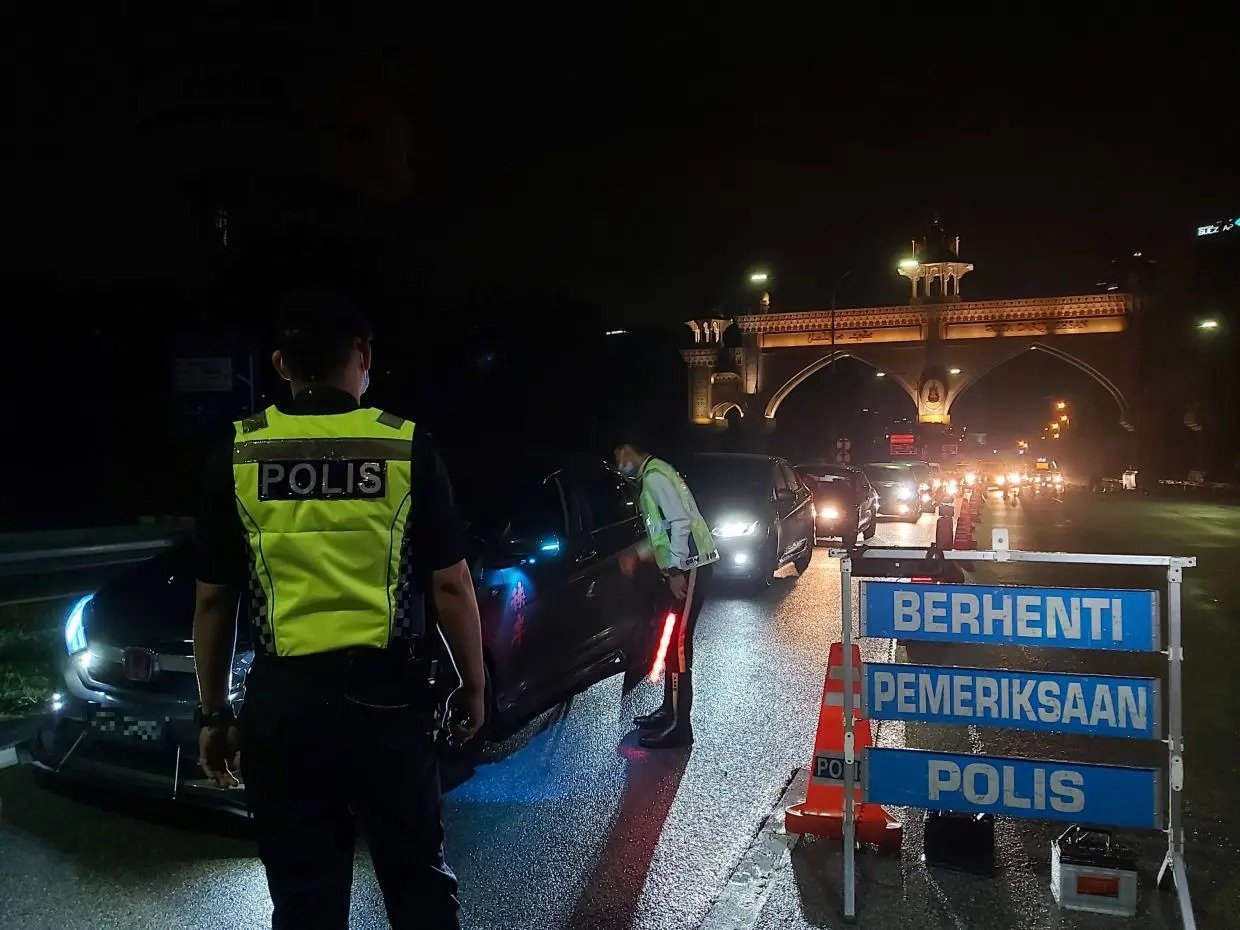 மது மற்றும் போதைப்பொருள் மயக்கத்தில் வாகனமோட்டுபவர்களைப் பிடிக்க கூடுதல் சாலைத் தடுப்புச் சோதனை