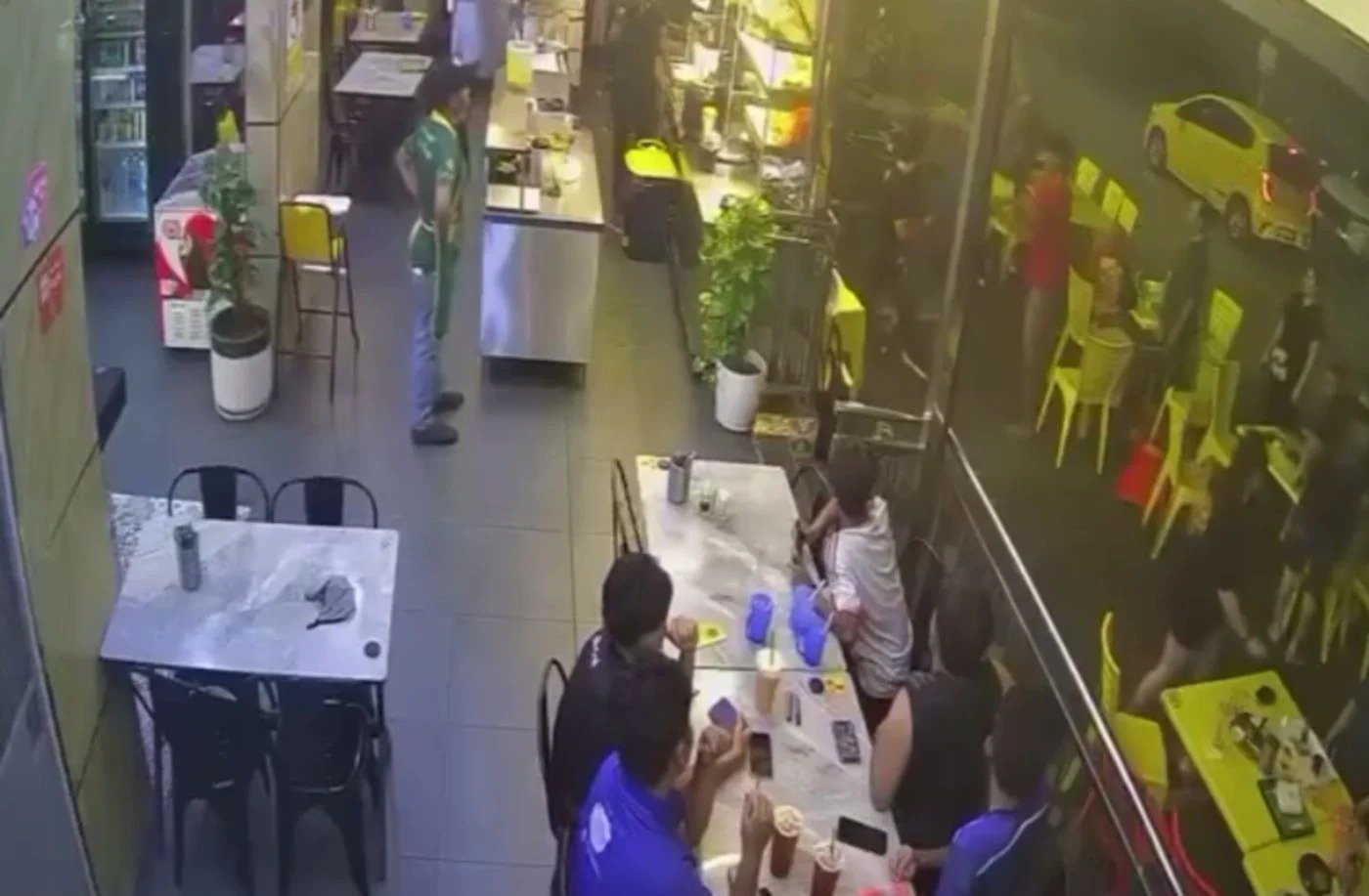 பண்டார் ரிம்பாயு உணவக மோதல்: தப்பியோடியவர்களைத் தேடும் போலீஸார்