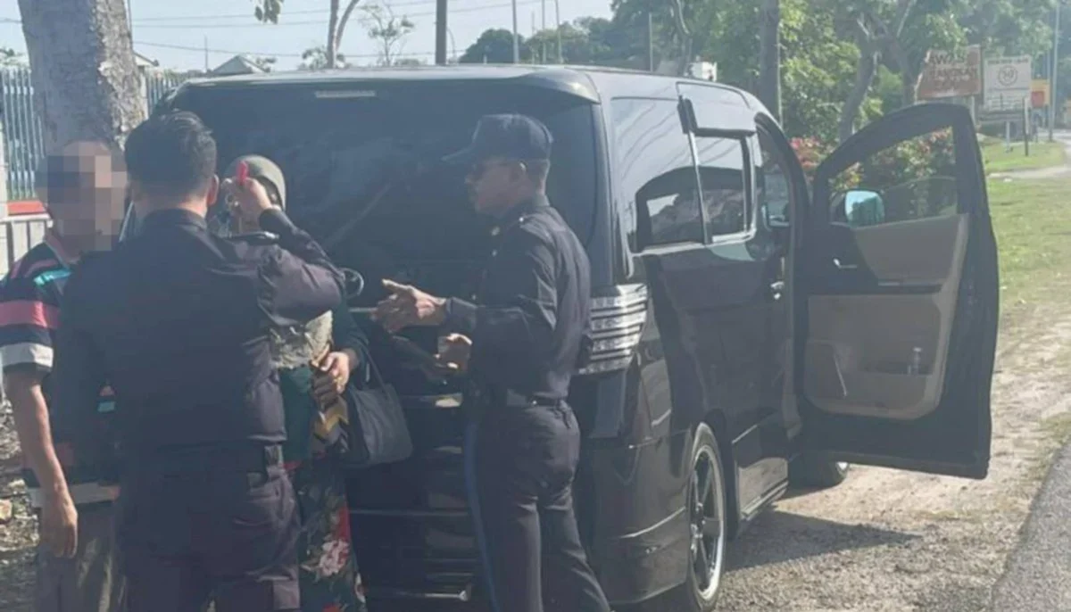 மலாக்கா: ஓட்டுநர் உரிமம் இன்றி சொகுசு காரை ஓட்டிய ரோஹிங்கியா அகதி;  Vellfire காரை பறிமுதல் செய்த JPJ