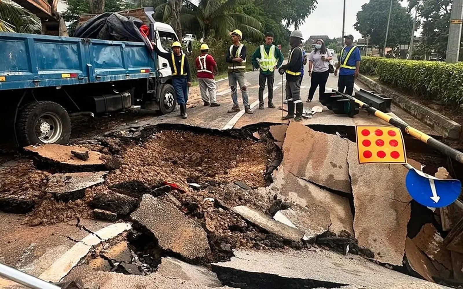 மலாக்கா செமாபோக்–புக்கிட் கட்டில் சாலையில் நில அமிழ்வு; செமாபோக் நோக்கி செல்லும் 2 சாலைகள் மூடல்