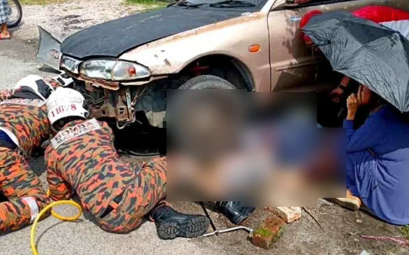 வீட்டு வாசலில் கோர விபத்து: காரின் அடியில் சிக்கிய பெண் – தீயணைப்புப் படையினர் மீட்பு