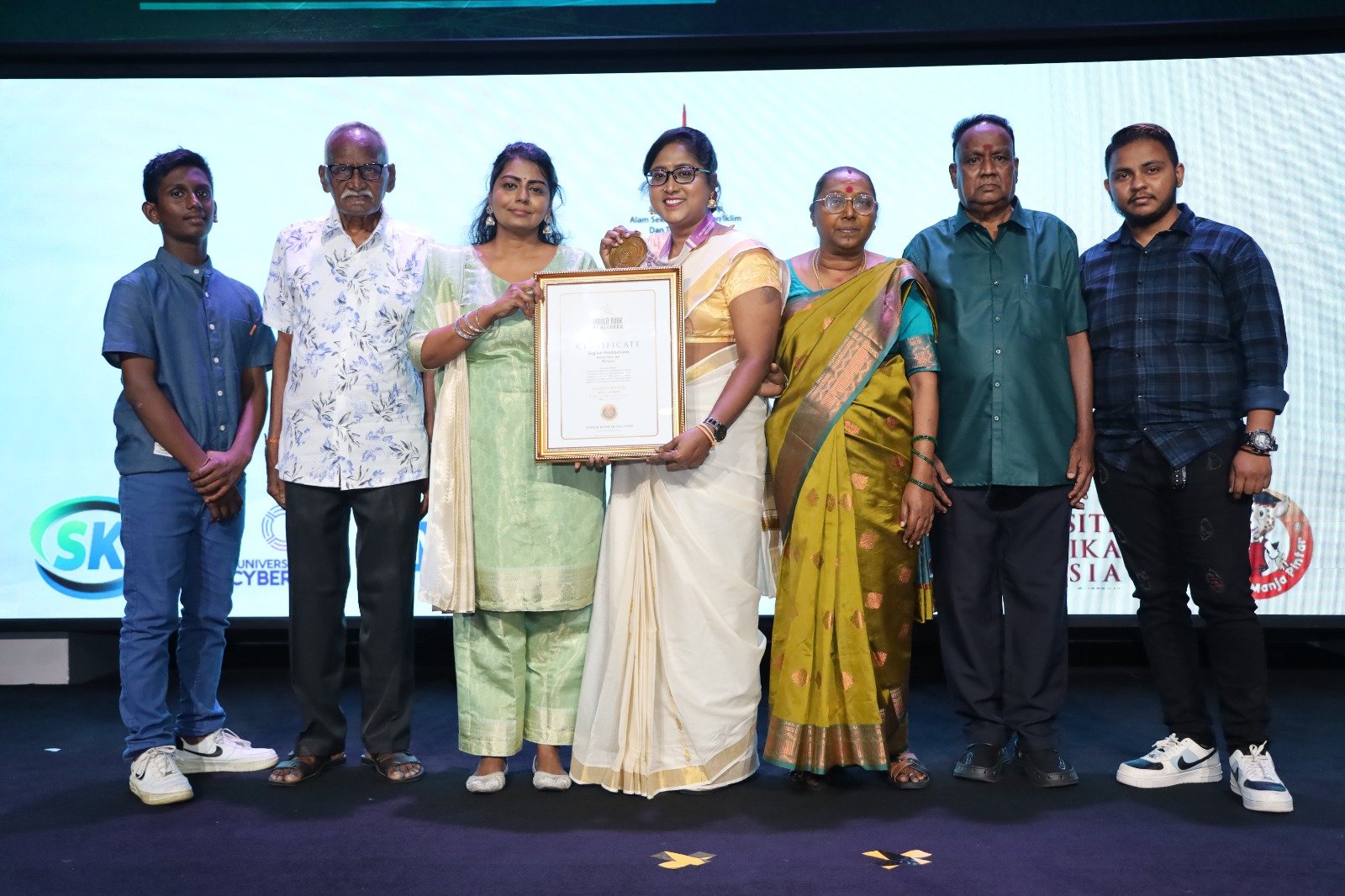 திருக்குறளை STEM கல்வியில் இணைத்த சகிலா பன்னீர்செல்வத்திற்கு World Book of Records London அமைப்பின் உலகக் சாதனை விருது வழங்கப்பட்டுள்ளது
