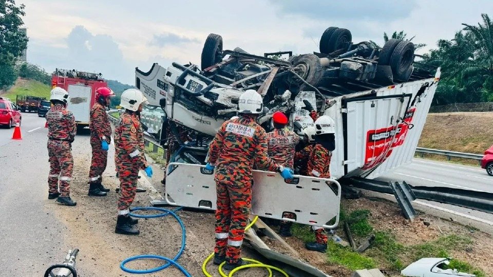 PLUS நெடுஞ்சாலையில் லாரி கவிழ்ந்து விபத்து: ஓட்டுநர் பலி, 3 கிலோ மீட்டர் தூரத்திற்குப் போக்குவரத்து நெரிசல்